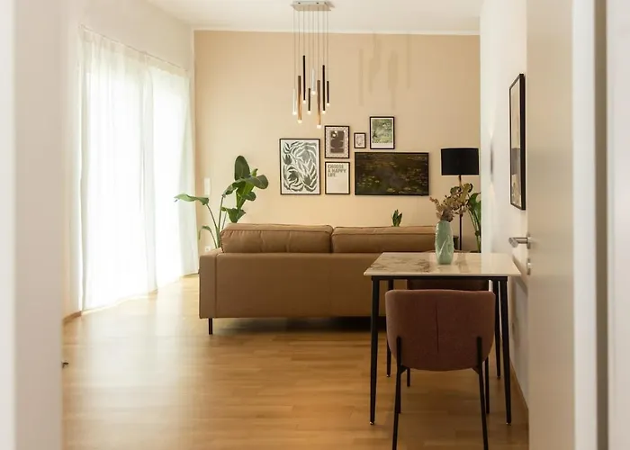 Modern, Bright Garden Apartment, 15 Mins To Center