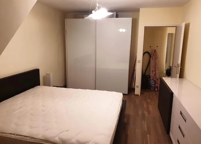 Apartment Sleeps 6 With Garden & Balcony