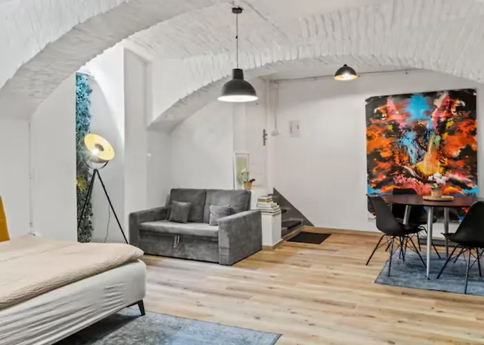 Cozy Basement Apartment Near Belvedere