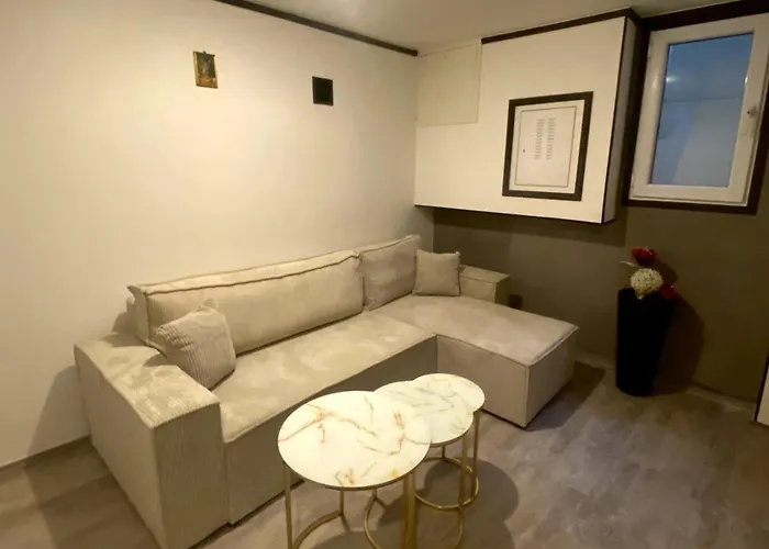 Private Lowerground Studio With Terrace