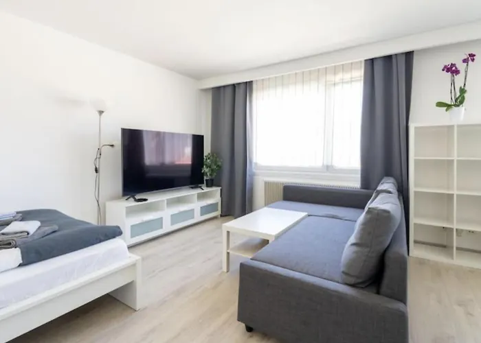 Charming Central Long-Term Apartment