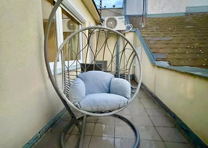 Rooftop Central Apartment With Balcony & Ac