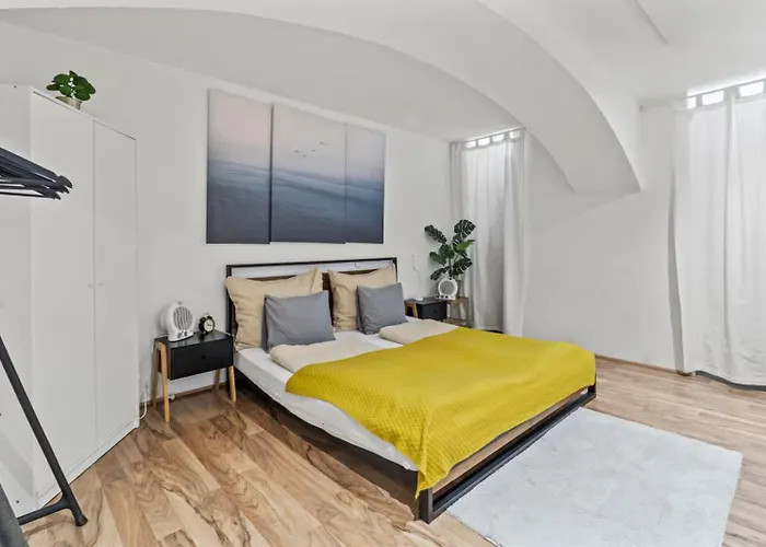 Central Basement Apartment Near Belvedere