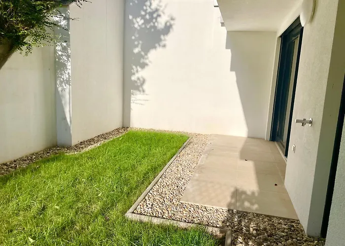 Modern Apartment With Garden & Free Parking