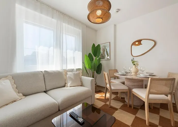 Cozy & Modern 1Br - 1 Min To Metro & Train Station