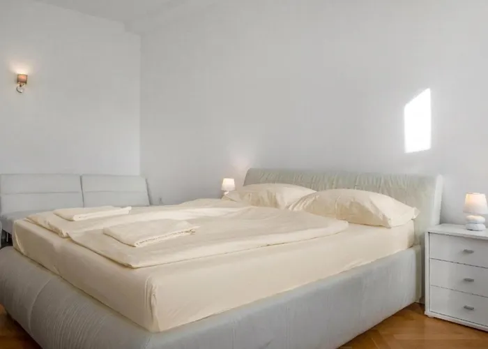 Spacious 7Br Apartment Near Hauptbahnhof