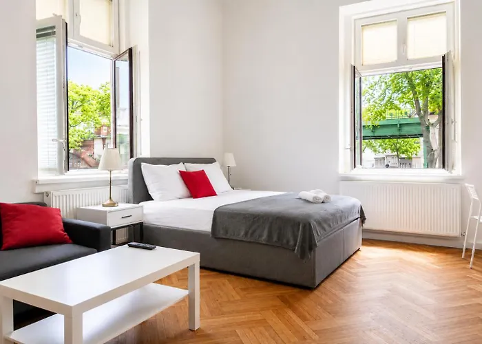 Classy 2Br Apt. W/ Exclusive Location Near Akh
