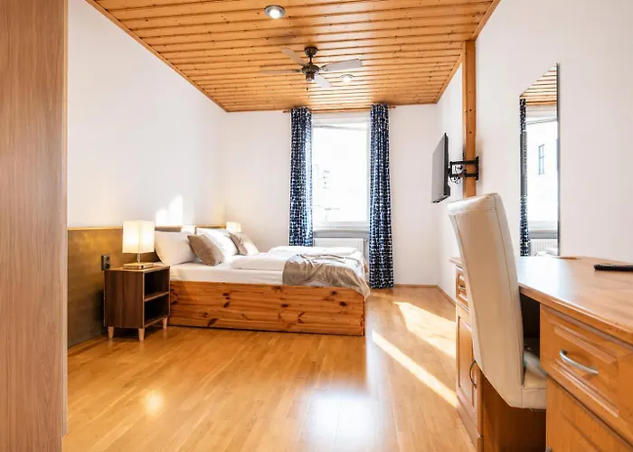Spacious Two Bedroom Apartment With Living Room Near Wiener Stadthalle