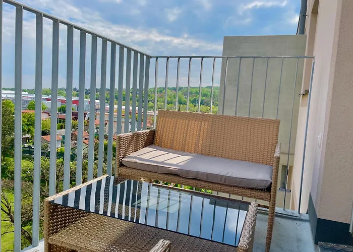 Stylish Apartment With Balcony & Free Parking