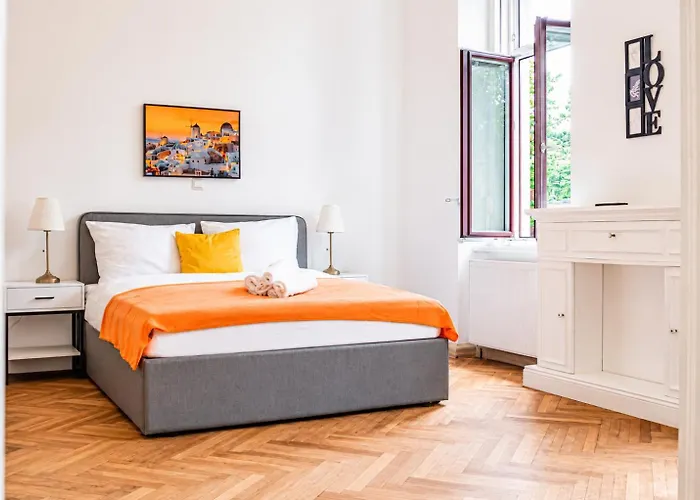 Cozy 2Br Apt With Tv & Netflix, Steps From Akh