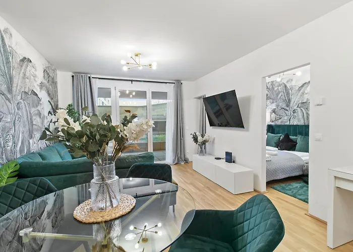 1Br I Balcony I Direct Train To Airport