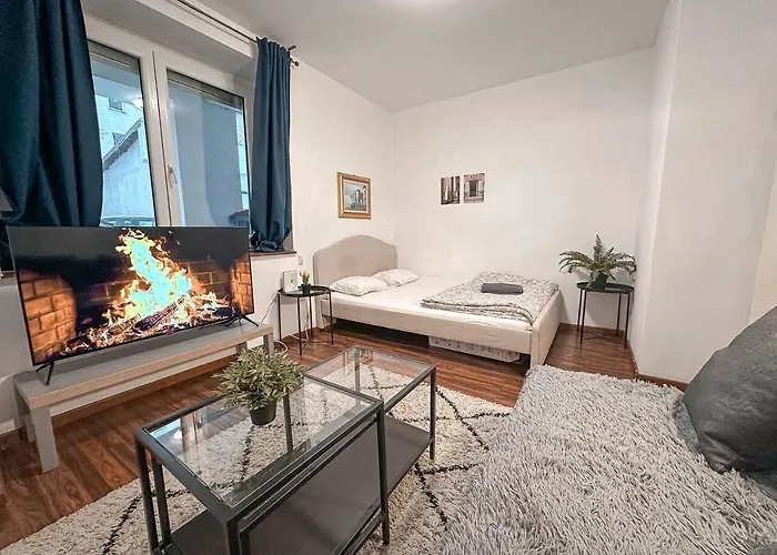 Warm 2 Bedroom Apartment Only 15 Minutes To Center