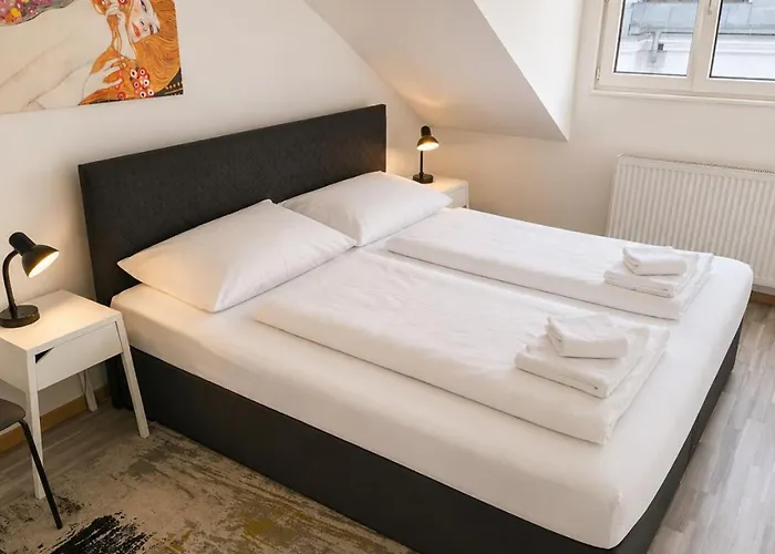 Light-Filled 4-Bedroom Attic Flat With Air Conditioning