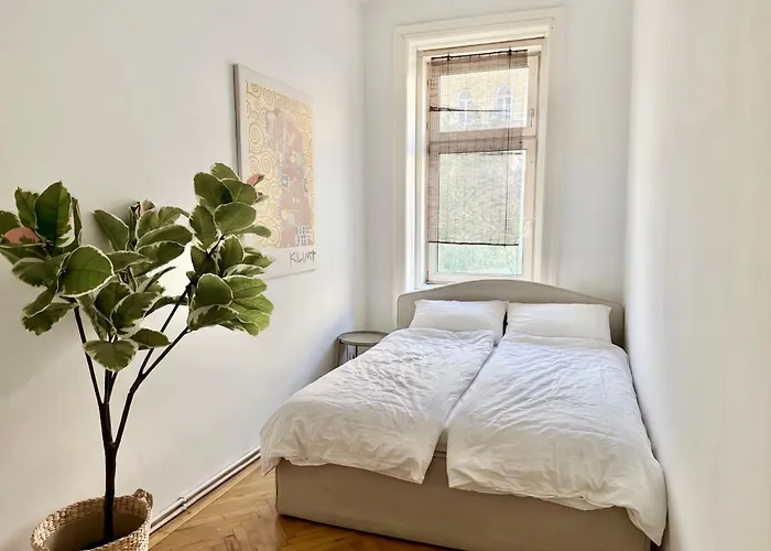 Central 5-Bedroom Old School Apartment