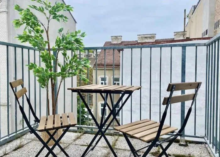 Central Rooftop Apartment With Balcony & Free Parking