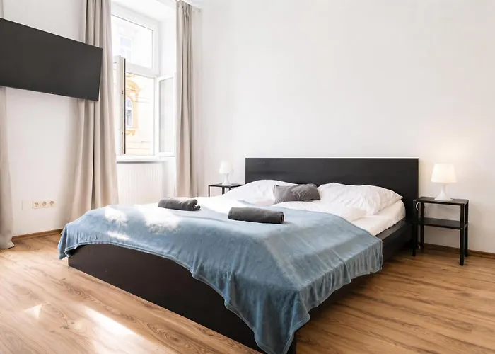 Comfortable 3-Bedroom Setup In 2 Neighbouring Apartments