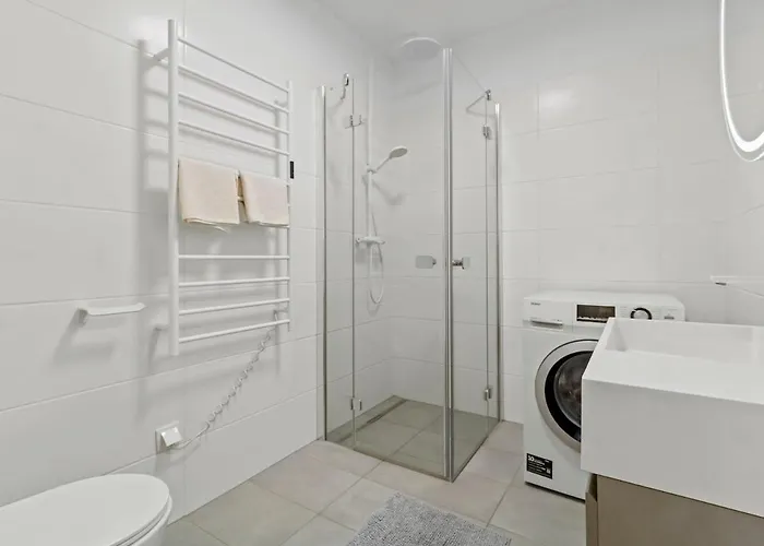Modern 1Br Balcony Stay Near U1 Metro