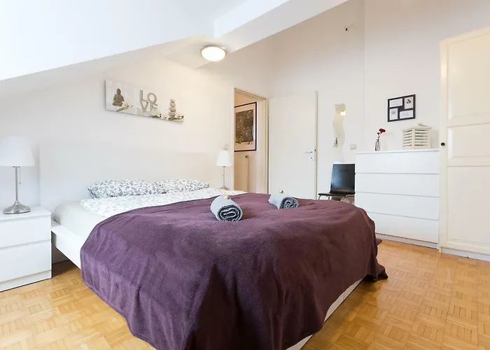 Duplex Apartment - 3 Bedrooms - Bright Living Room