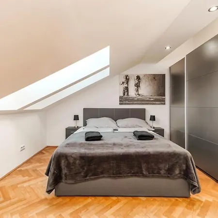 King Bed Apartment And Netflix Central Near Metro, 110