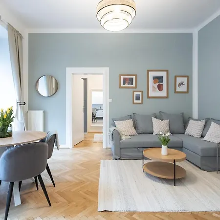 Apartment With Balcony - Trendy Neighborhood
