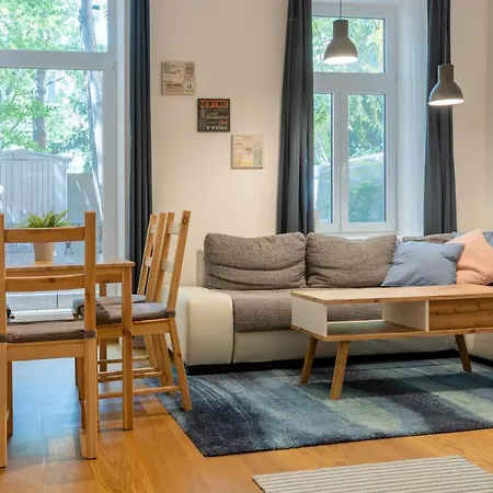 Cozy Apartment, 2 Private Terraces, 8 Min To City Center