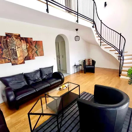 Top Floor Apartment Vienna with Free Parking&AC