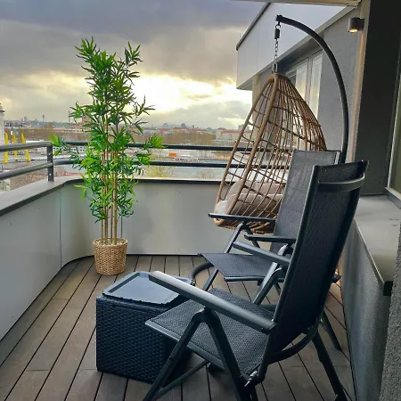 Riverfront Apartment With Balcony And Ac