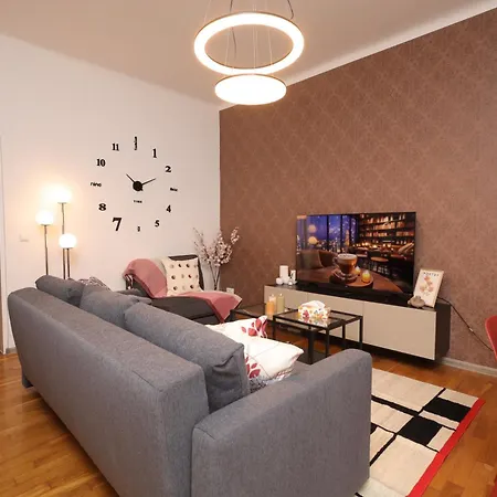 Ruby Holiday Home With Patio