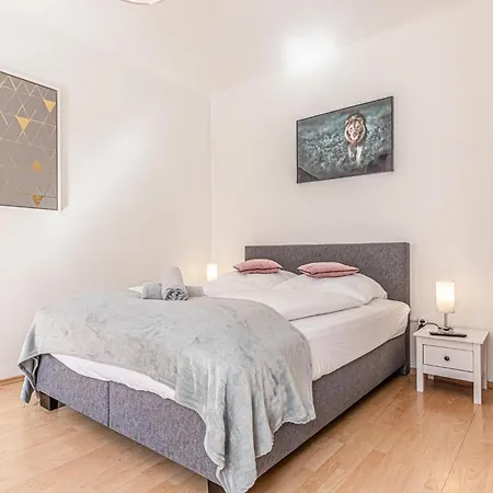 Double Delight - Central Studio Apt. For Two