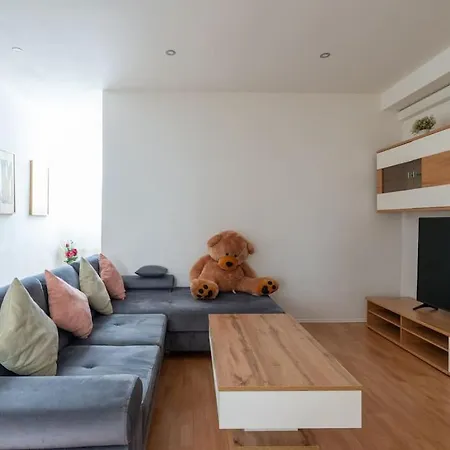 2 Bedroom Apartment Near Belvedere
