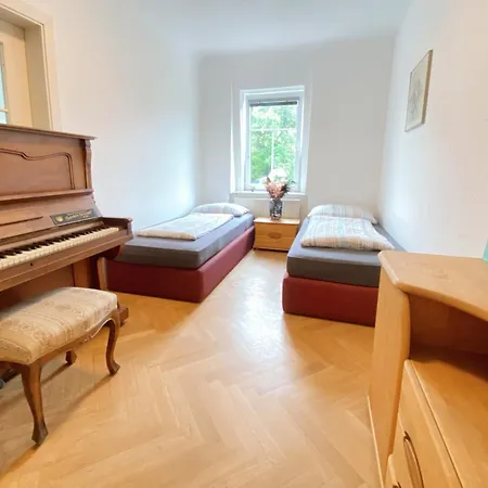 Royal Retreat Hostel - Steps From Schoenbrunn Palace!!