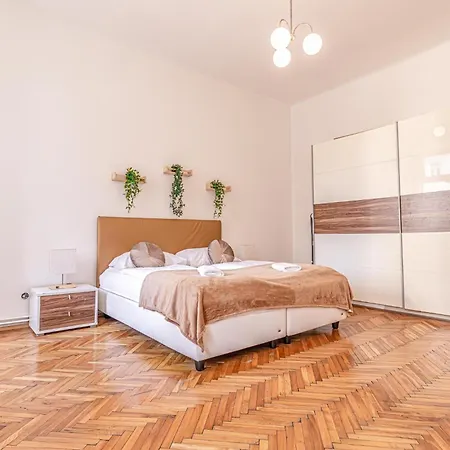 Stylish 2Br Shared Apt, Central With Easy City Access