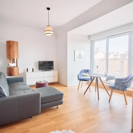 Modernes Dachgeschoss-Apartment Mit Balkon In Wien - Naehe Westbahnhof