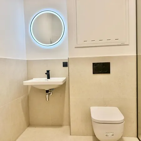 Modern Studio Apartment With Free Parking