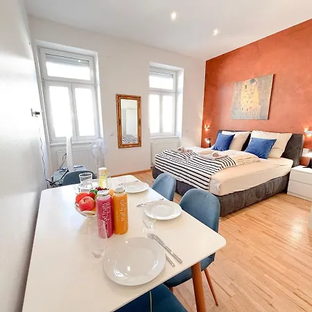 Avio, 2 Bedroom Apartment, King Beds, Near Belvedere