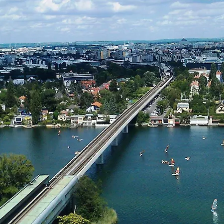 Zentrumnah Direkt An Ubahn Bei Un-Vic Und Am Badestrand