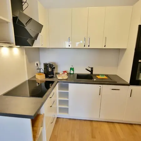 Zwischen Schoenbrunn Und Dem City Center L Lf37