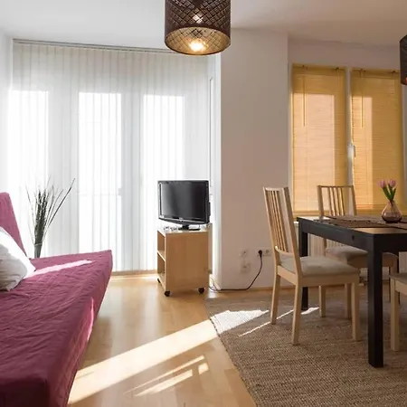Bright Apartment In Hip & High Quality Neighborhood