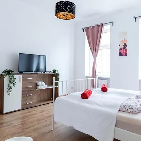 Comfortable, Specious Apartment With Inner Garden- Marzstrasse Apartments