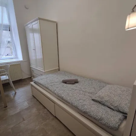Room With Privat Shower In 3 Rooms Apartment