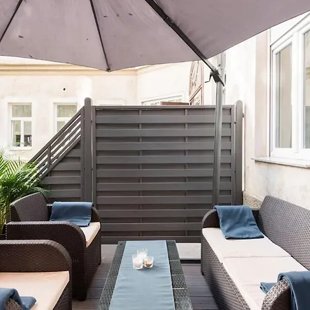 Luxurious And Spacious 5 Min Walk To City Center, 1-2