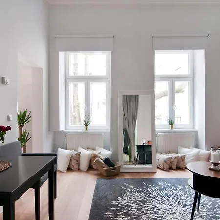 Апартаменты ⍟Luxurious And Bright⍟ 5 Min Walk To City Center
