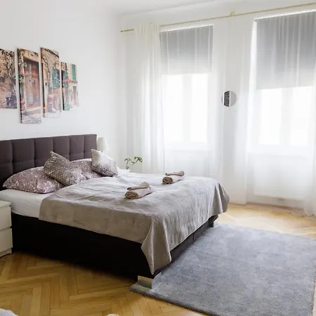 Moonlight Apartment With Porch Near Schoenbrunn And Westbahnhof