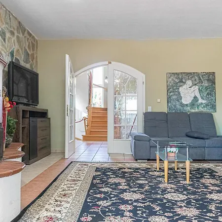 Exquisite Villa With Free Parking - Suitable For Groups Up To 18P