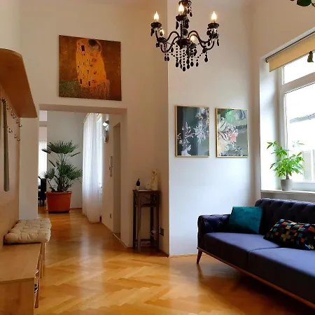Sunny And Spacious Apartment Near City Centre