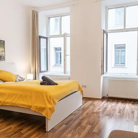 Peaceful 1Br Apt. Near Metro Station Langenfeldg. Apartment