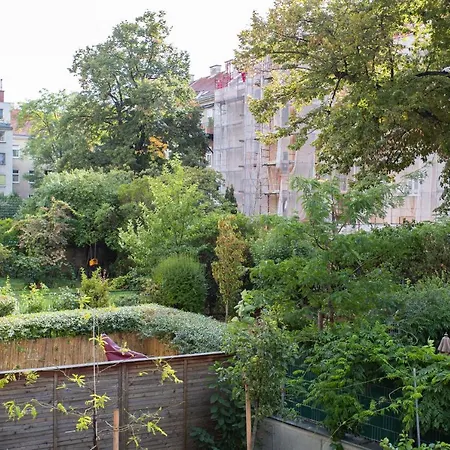 Stilvolle Wohnung Mit Ruhig Gelegenem Balkon