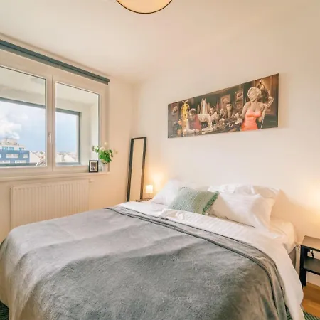 Balcony Apartment, 1 Min To Metro, Perfect For Long Stay