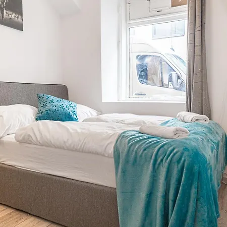 Joyful Room Near Hauptbahnhof