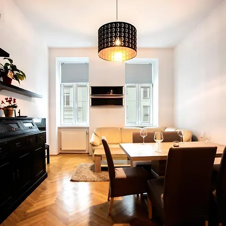3-Bedroom Apartment In Central Vienna